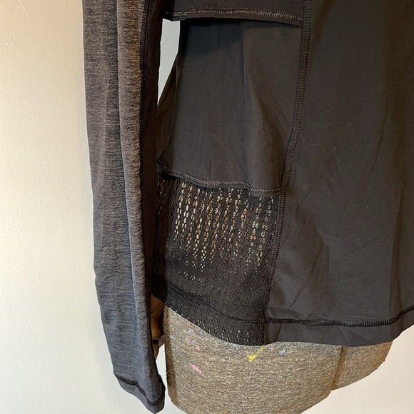 Lululemon lightweight reflective pullover, running, 1/2 zip, black, 6 - Picture 3 of 11